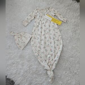 Quincy Mae Knotted Baby Gown + Hat Set. Strawberries. One Size. New.Knotted ba